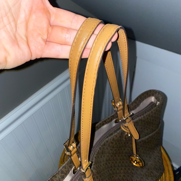 ✰ Like New Michael Kors MK Brown Jet Set Tote ✰ - Picture 6 of 8